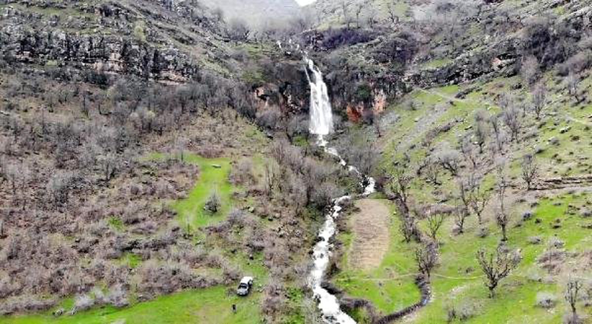 Kato Dağı\'ndaki şelale kar suyuyla çağladı