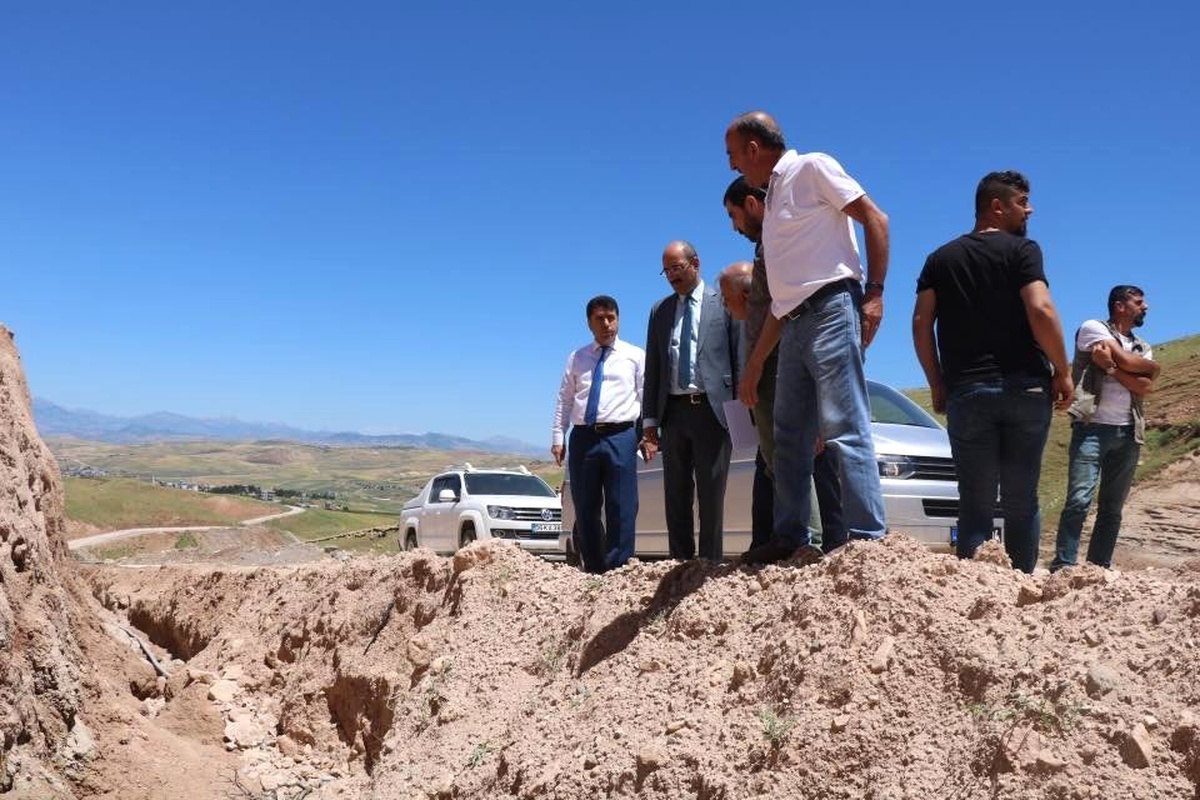 Kaymakam Aydın, kayma yaşanan köy yolunda incelemelerde bulundu