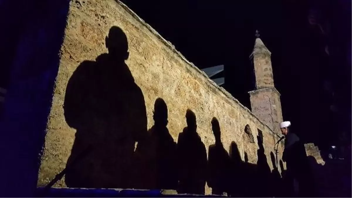 Kosova\'da saldırıya uğrayan tarihi camide teravih namazı kılındı
