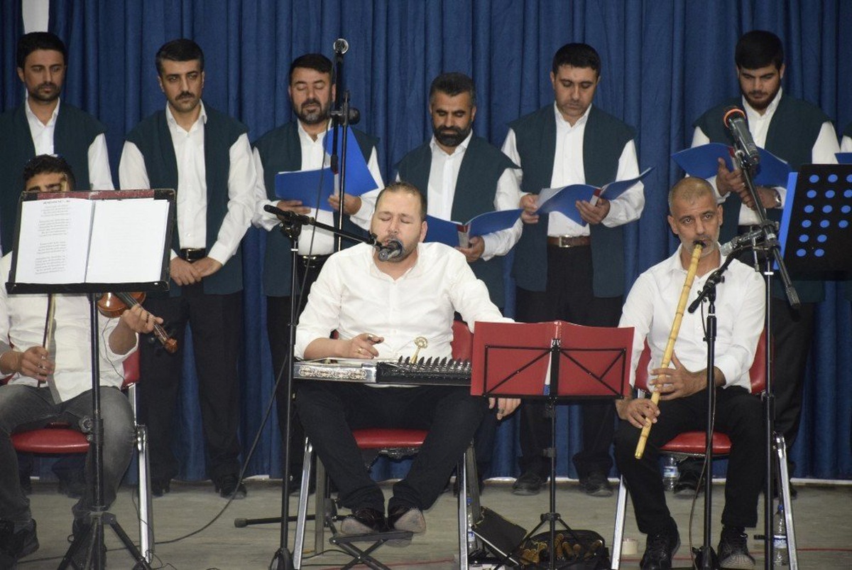 Kozluk Müftülüğü Tasavvuf Musikisi Grubu, muhtaçlar için sahne aldı