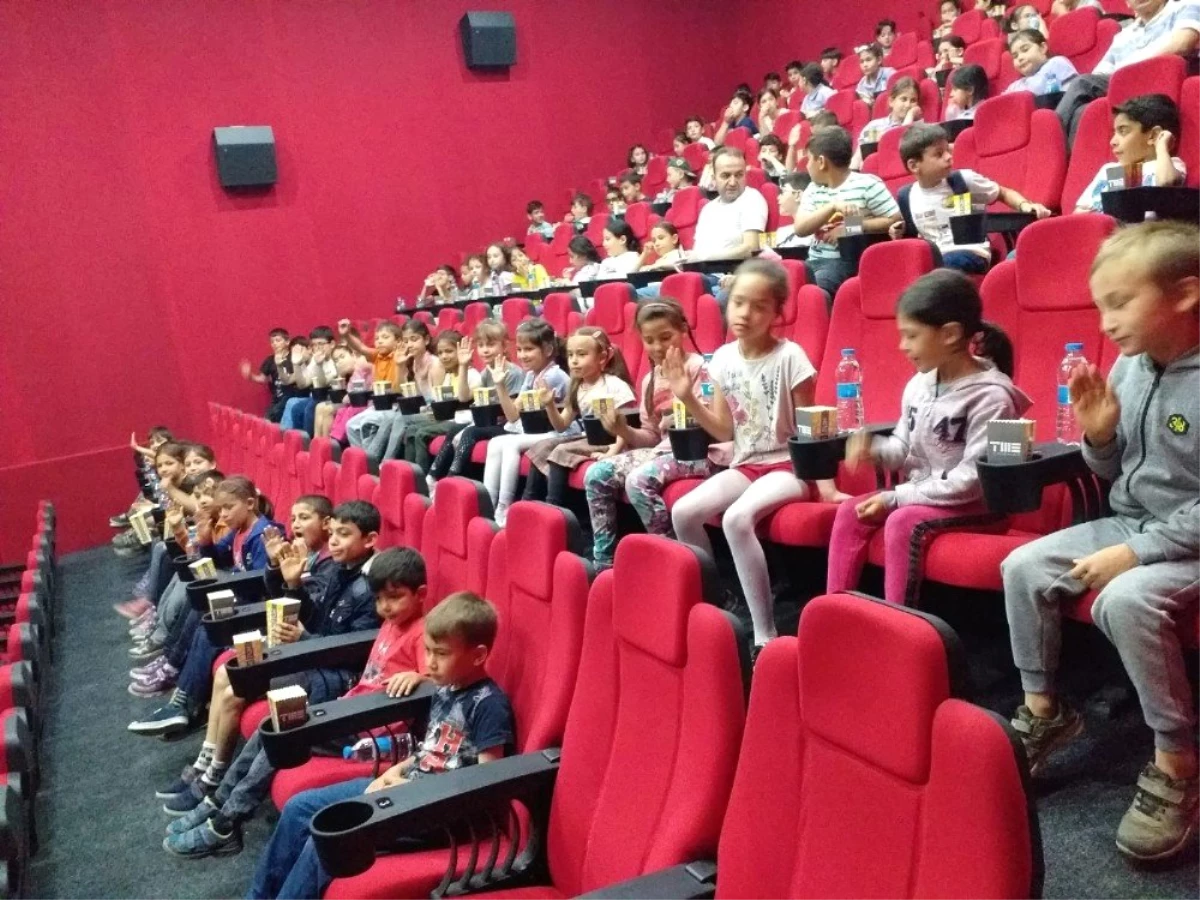 Kuyucak\'ta 350 öğrenci sinema ile tanıştı