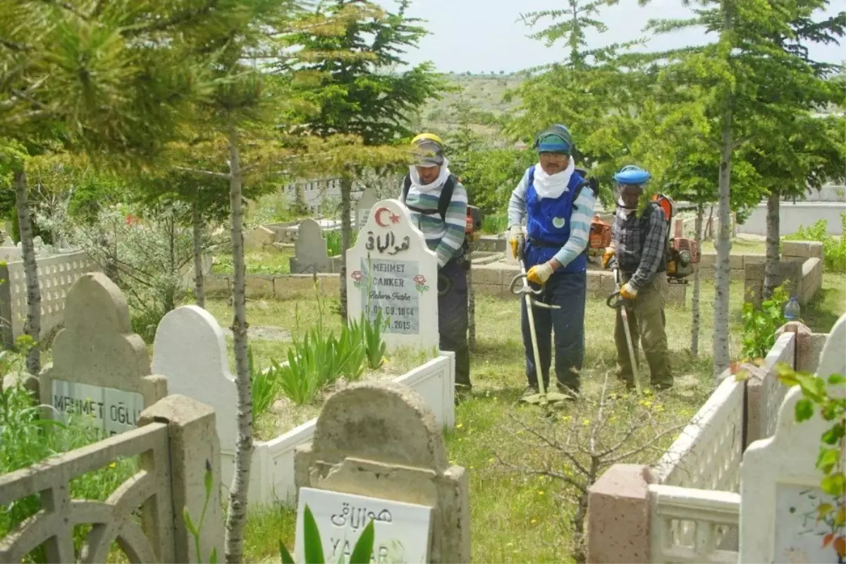 Mezarlıklarda bayram öncesi temizlik çalışmaları başladı