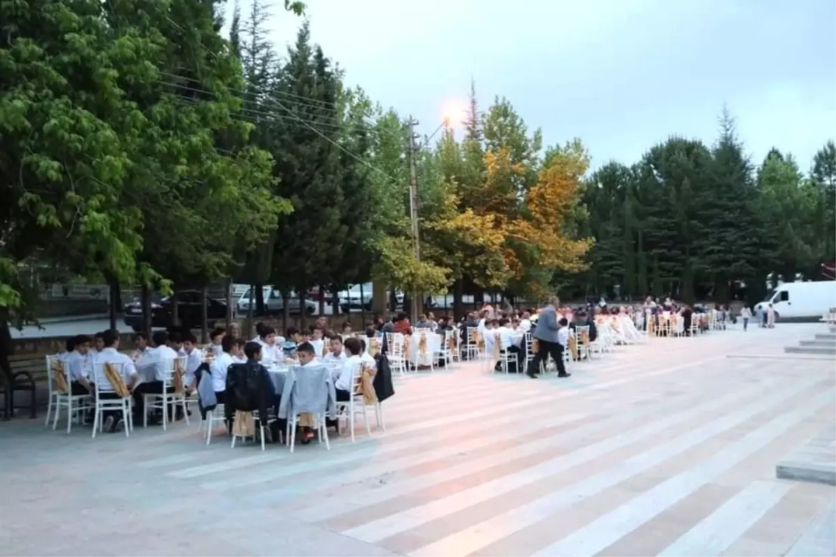 Minare gölgesinde gençlik iftarı