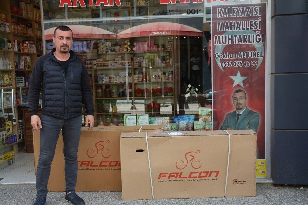 Muhtardan çocuklara karne hediyesi