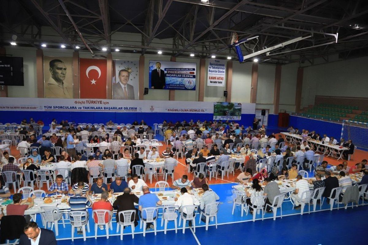 Nevşehir Belediyesi Başkanı Arı, Belediye personelleri ile iftarda buluştu