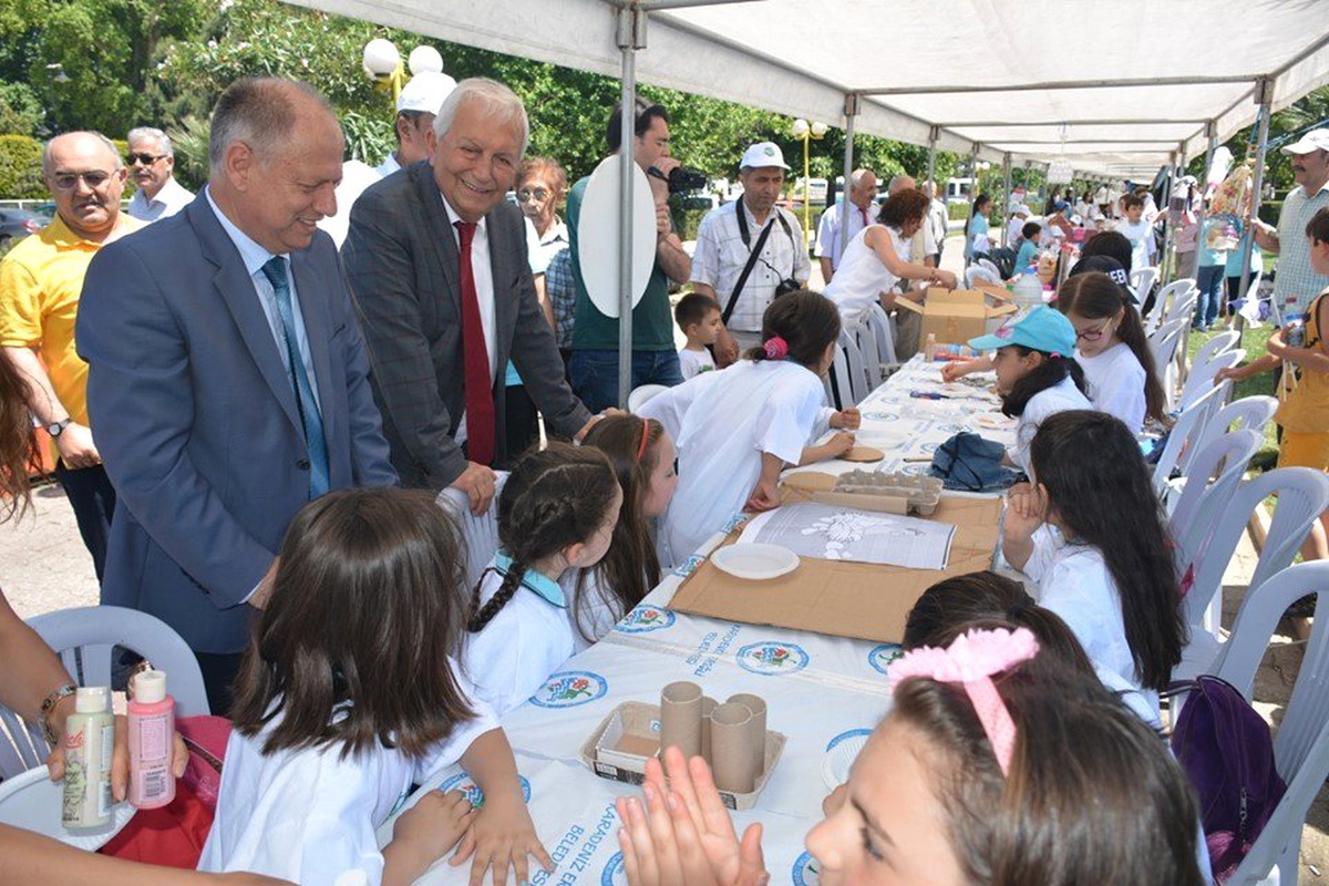 Öğrenciler atıklardan yaptıkları eserlerle sergi düzenledi