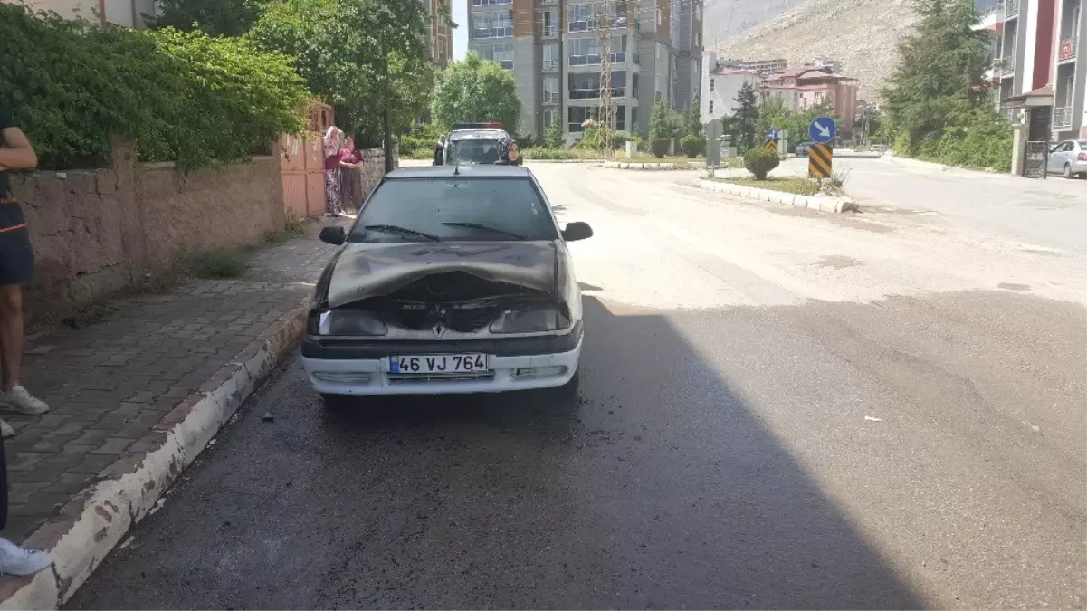 Kahramanmaraş\'ın Elbistan ilçesinde Park halindeki otomobilin yanması korku yarattı.