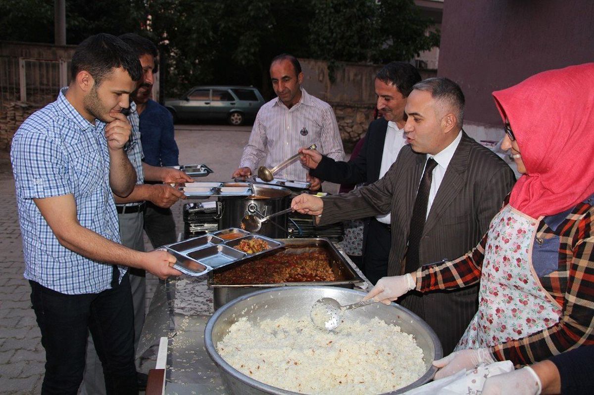 Protokol üyeleri ve Suriyeliler iftarda buluştu