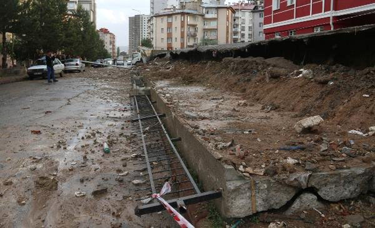 Sağanak yağış sitenin bahçe duvarını yıktı