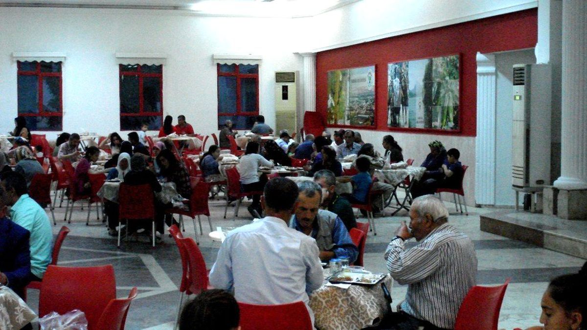 Sarıgöl\'de Kızılay önderliğinde iftar yemeği