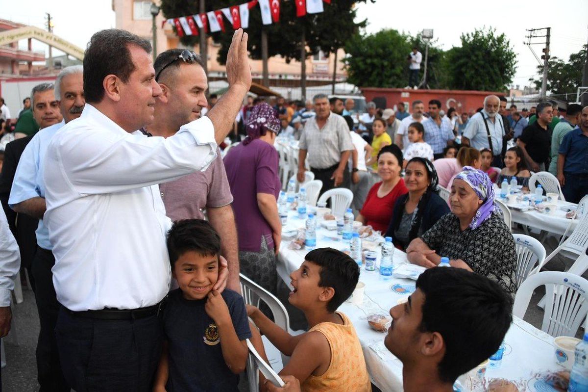 Seçer, iftarda Adanalıoğlu sakinleriyle buluştu