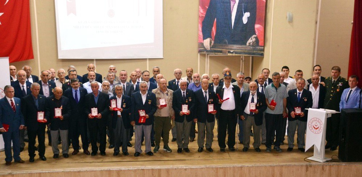 Sinop\'ta Kıbrıs gazileri için madalya töreni