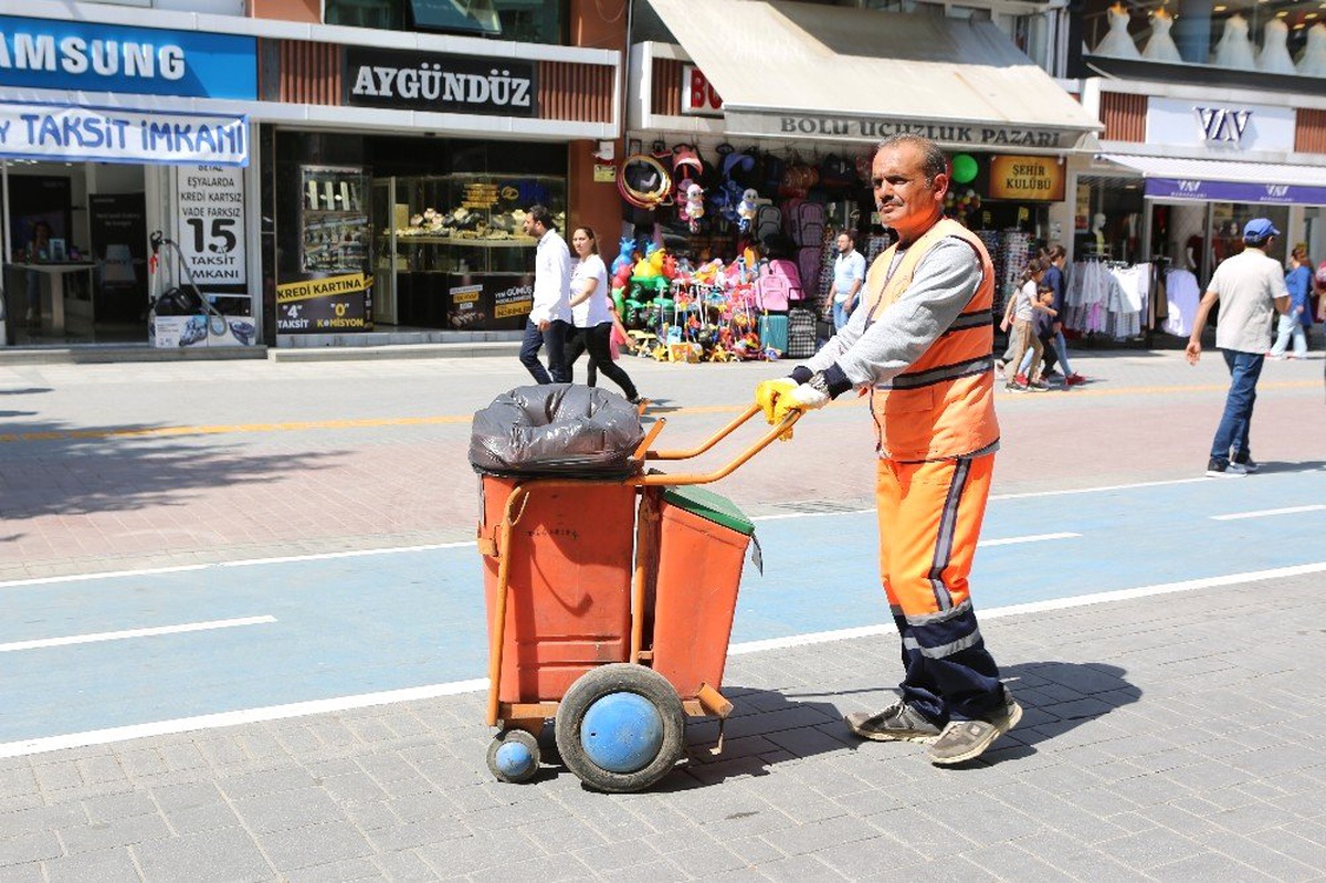 Temizlik sırasında bulduğu altına sahibine ulaştıran işçi ödüllendirildi