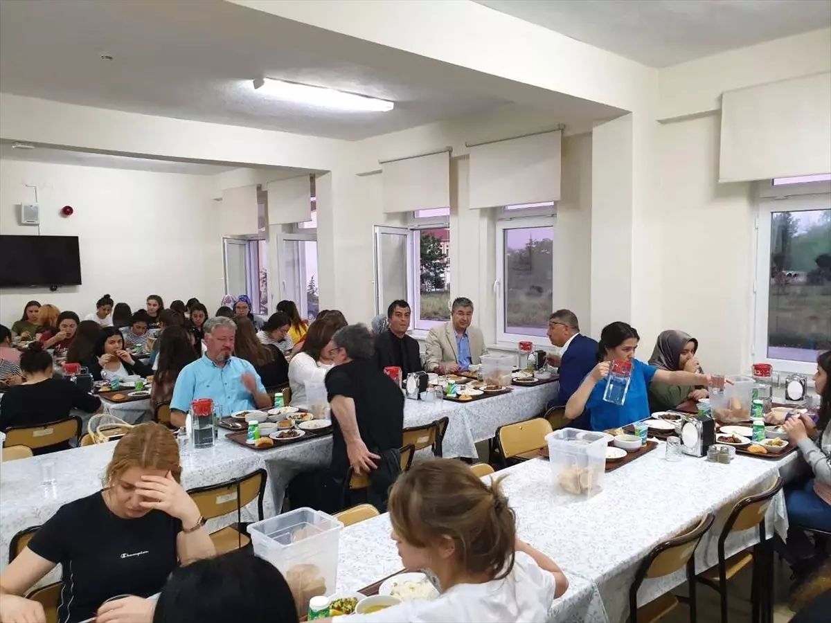 Tepebaşı Kaymakamı Yılmaz, öğrencilerle iftarda buluştu