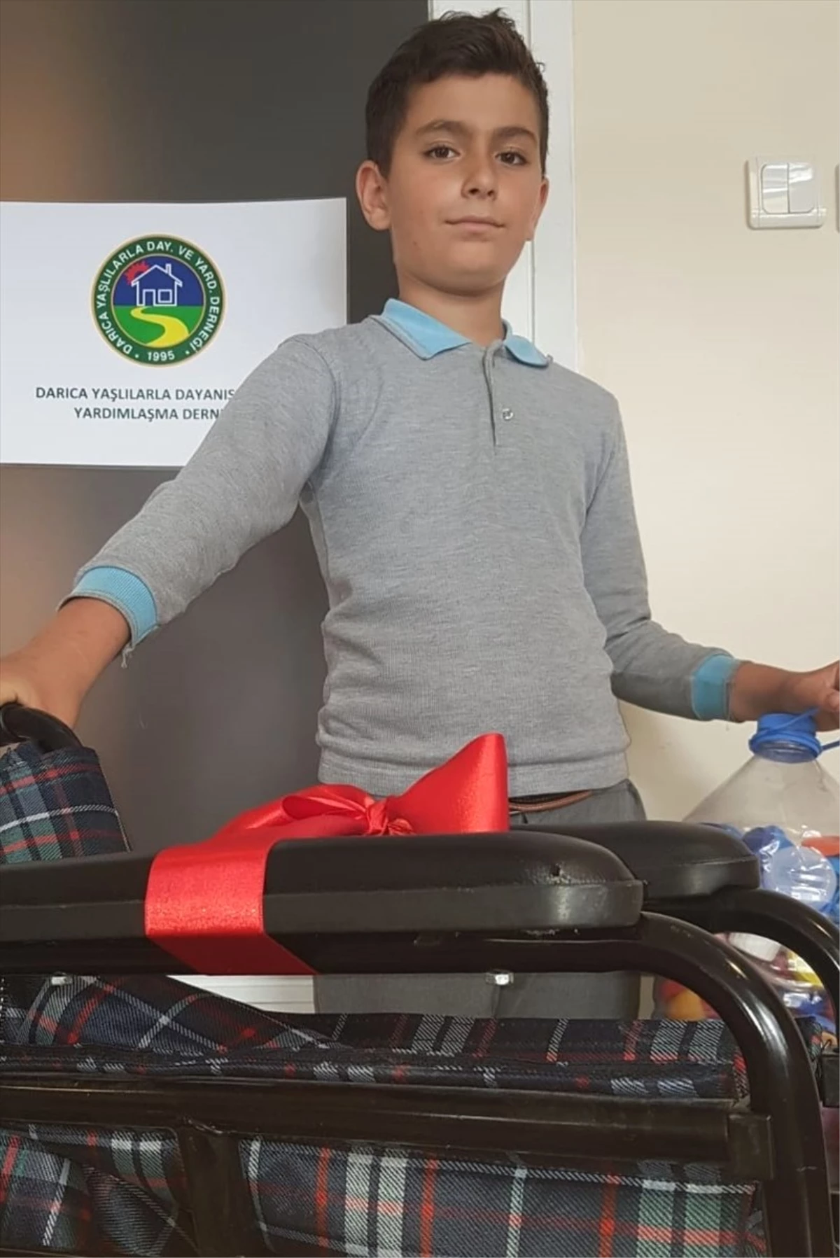 3. sınıf öğrencisi Efe Yağız topladığı kapaklarla felçli dedesine tekerlekli sandalye aldı