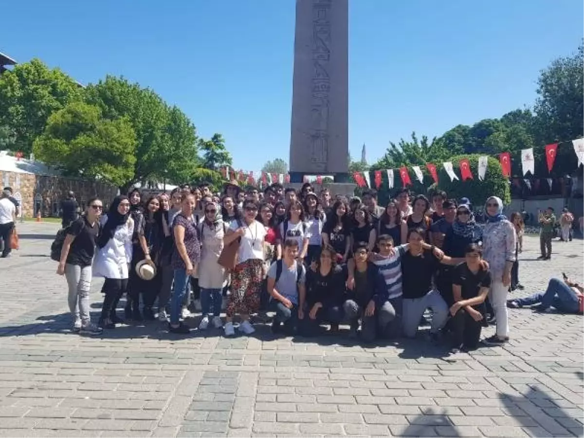 Ümraniye\'de her gün 50 öğrenci tarihi ve turistik mekanları geziyor