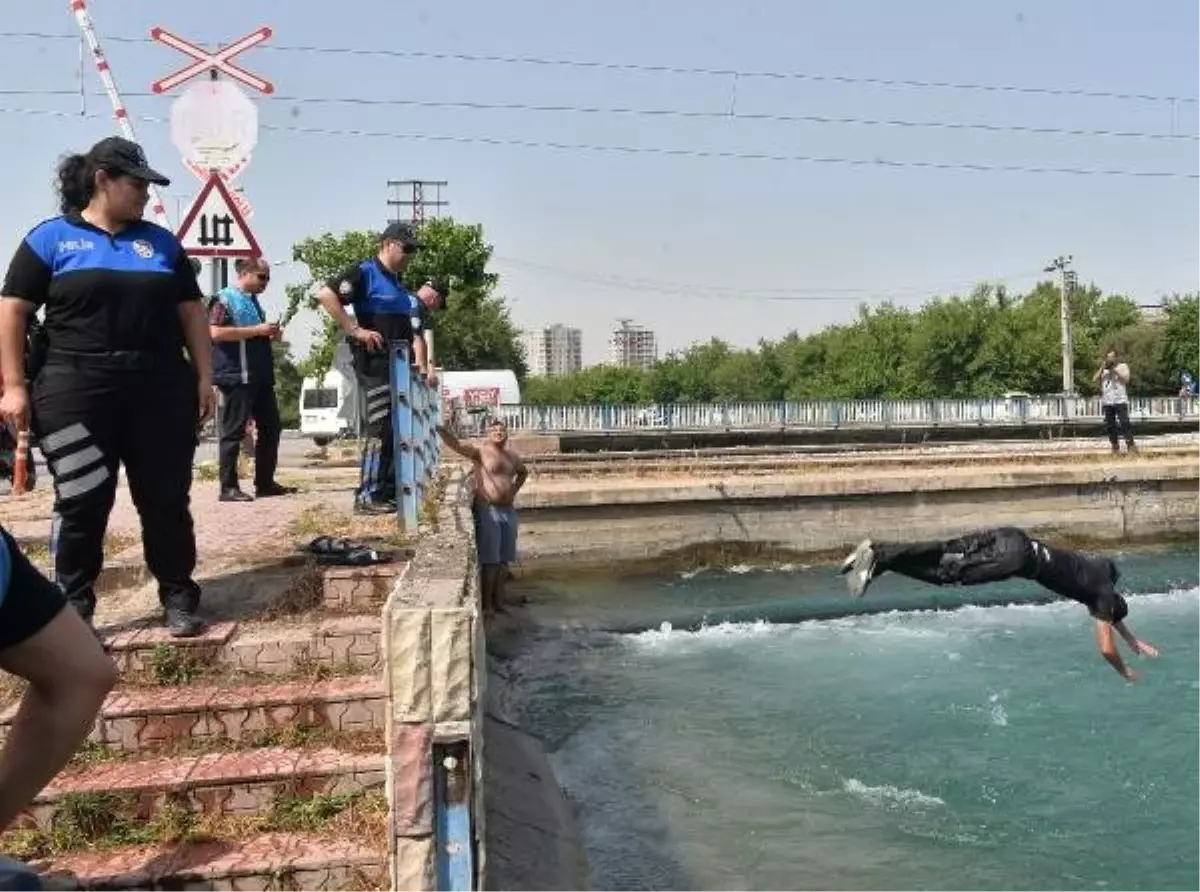 Uyarı için gelen polisleri görünce sulama kanalına atladılar