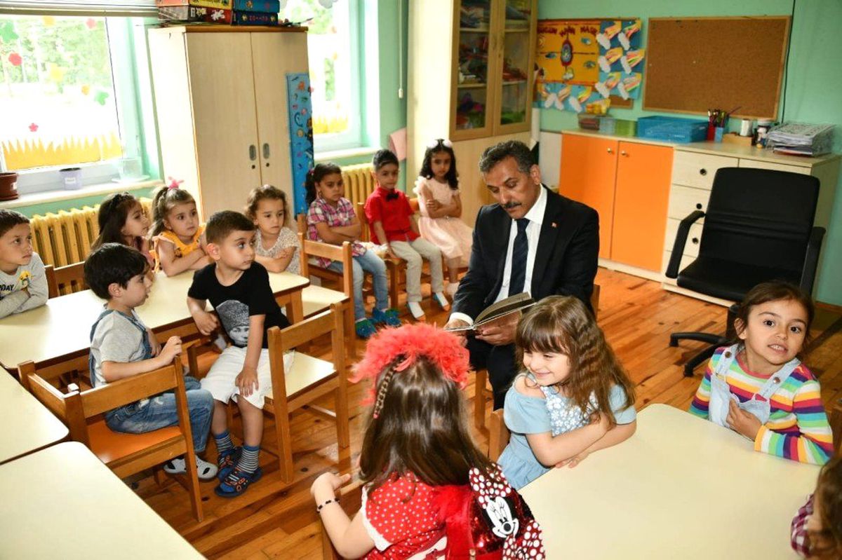 Vali çocuklara masal okudu
