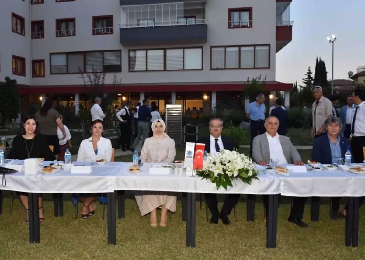 Vali Su, Yaşlı Yaşam Merkezi\'nde düzenlenen iftar programına katıldı