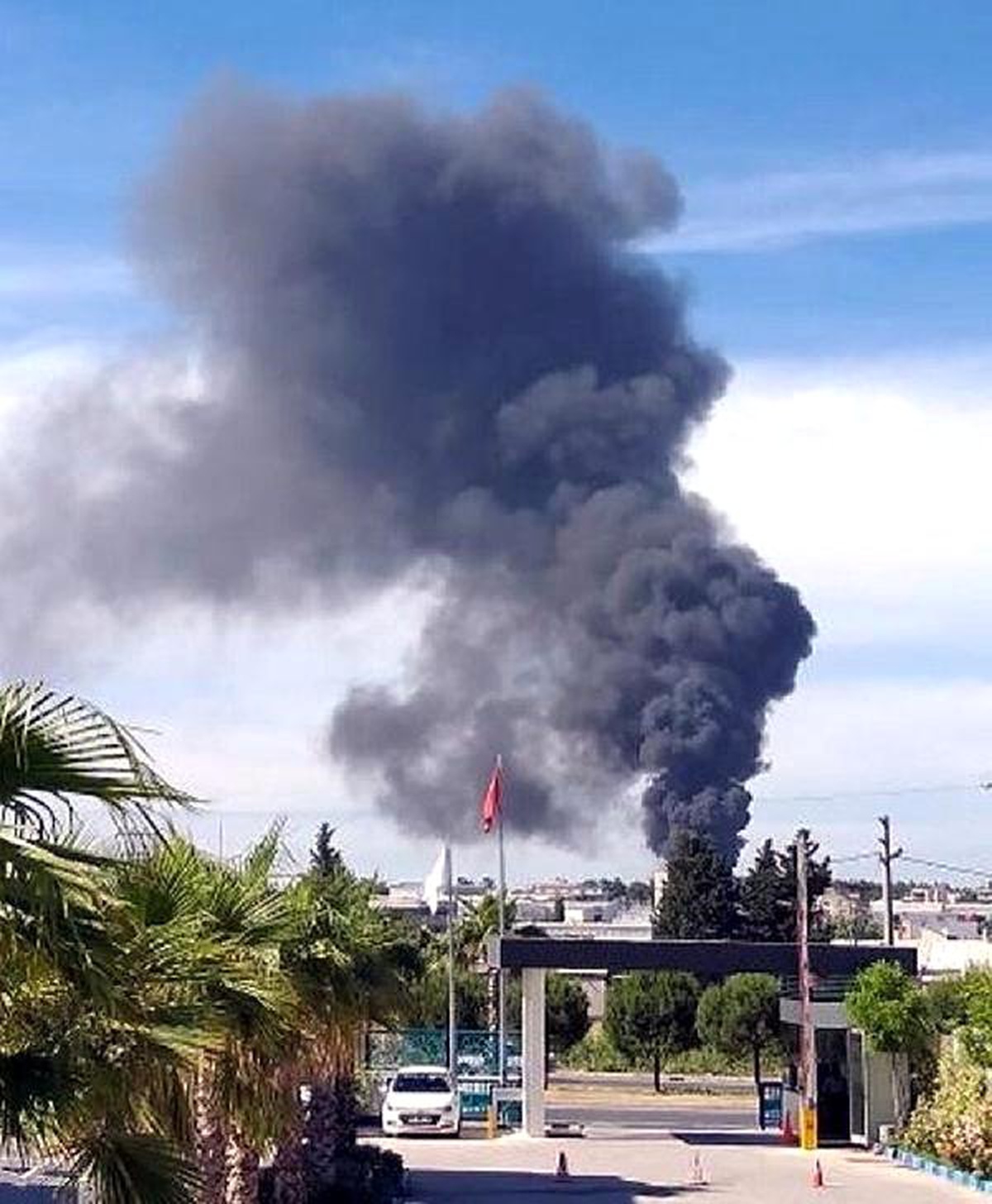Yanan plastik kasalardan siyah duman yükseldi