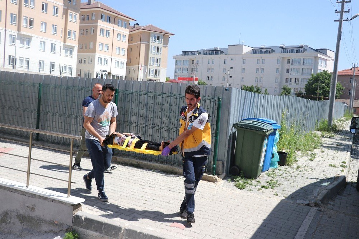 Açık bırakılan pencereden beton zemine düşen çocuk yaralandı