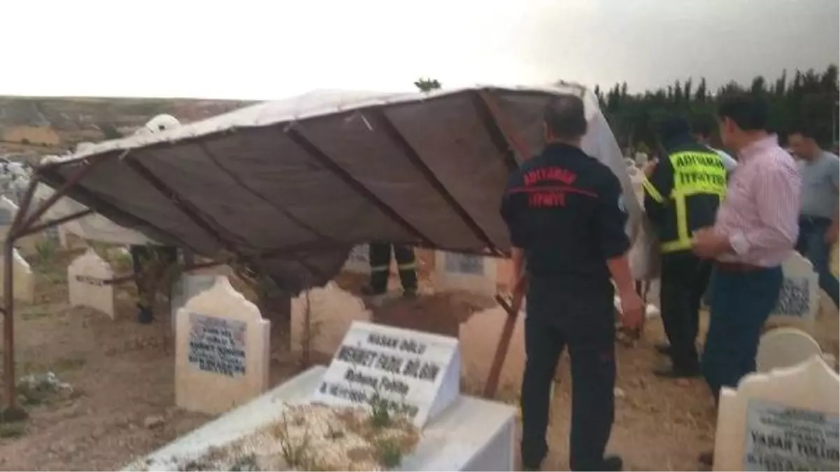 Adıyaman\'da mezarlıkta çatı uçtu: 4 kişi yaralandı
