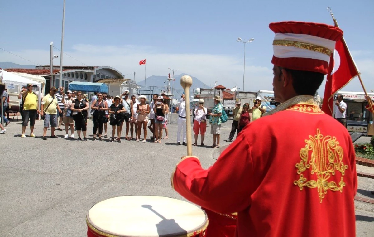 Alanya\'da yılın ilk kruvaziyer turistlerine mehterli karşılama