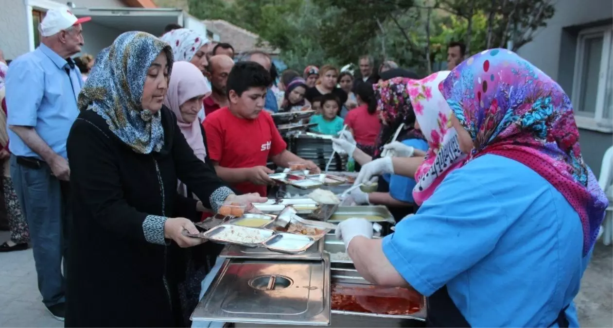 Alaşehir Kızılay\'dan mahalle sakinlerine iftar yemeği