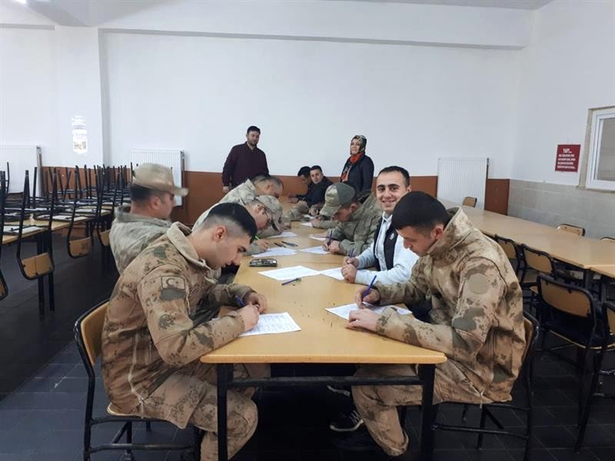 Askerlere budama ve gübreleme kursu verildi