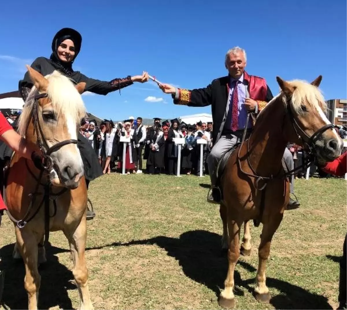 At üstünde diploma aldılar