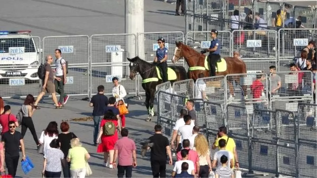 Atlı polisler Taksim Meydanı\'nda ilgi odağı oldu