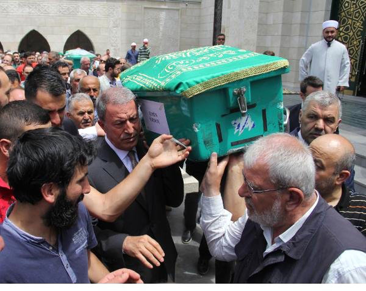 Bakan Akar, Kayseri\'de yaptırdığı camide cuma namazı kıldı