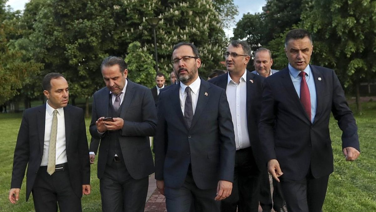 Bakan Kasapoğlu\'ndan Süper Lig\'e yükselen kulüplere kutlama