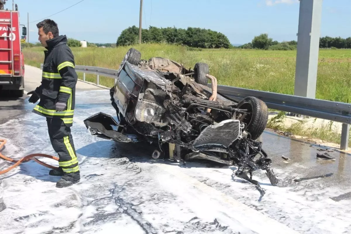 Bariyerlere çarpan araç paramparça oldu: 1\'i ağır 2 yaralı