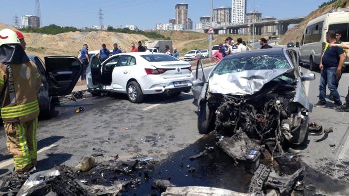 Başakşehir\'de zincirleme trafik kazası: 1\'i ağır 3 yaralı