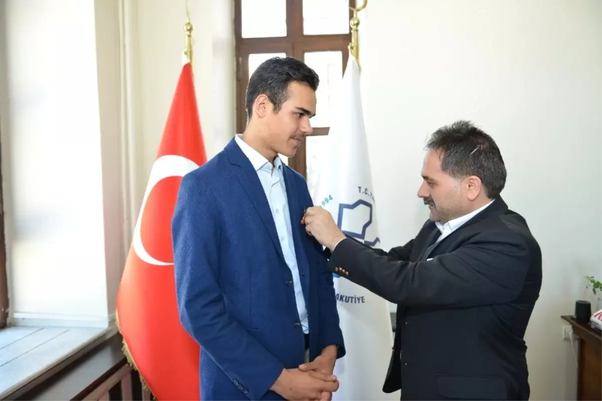 Başkan Uçar, dünya birincisi Hafız Ebubekir\'e tam altın hediye etti