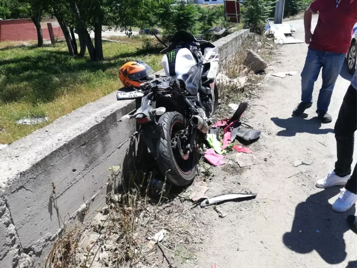 Bayram iznine gelen teğmen motosiklet kazasında ölümden döndü