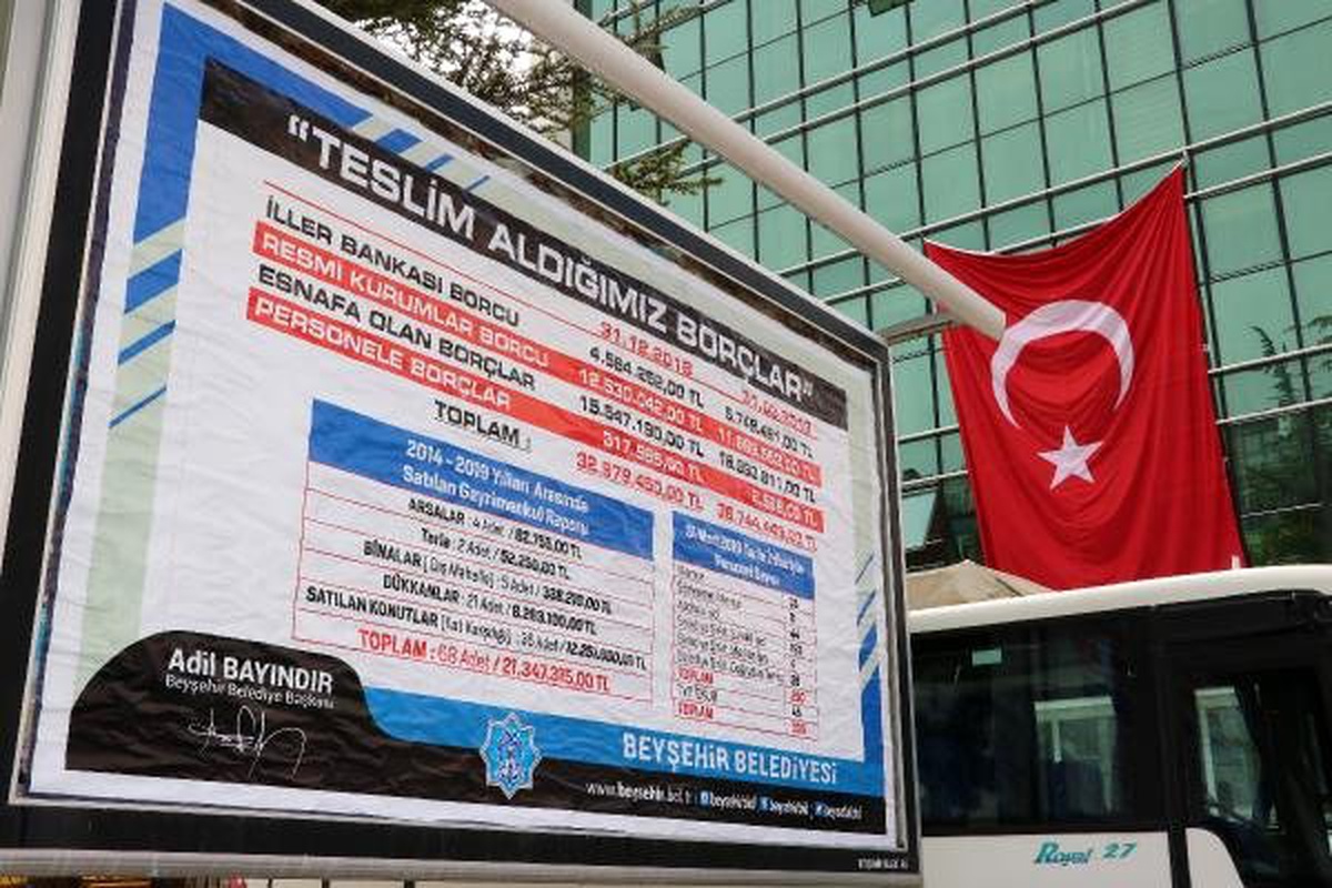 Belediyenin borcunu billboardlara astırdı