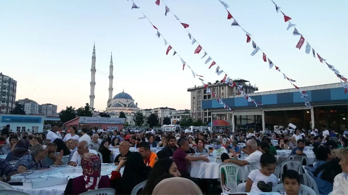 Beylikdüzü\'nde binlerce kişi iftarında buluştu