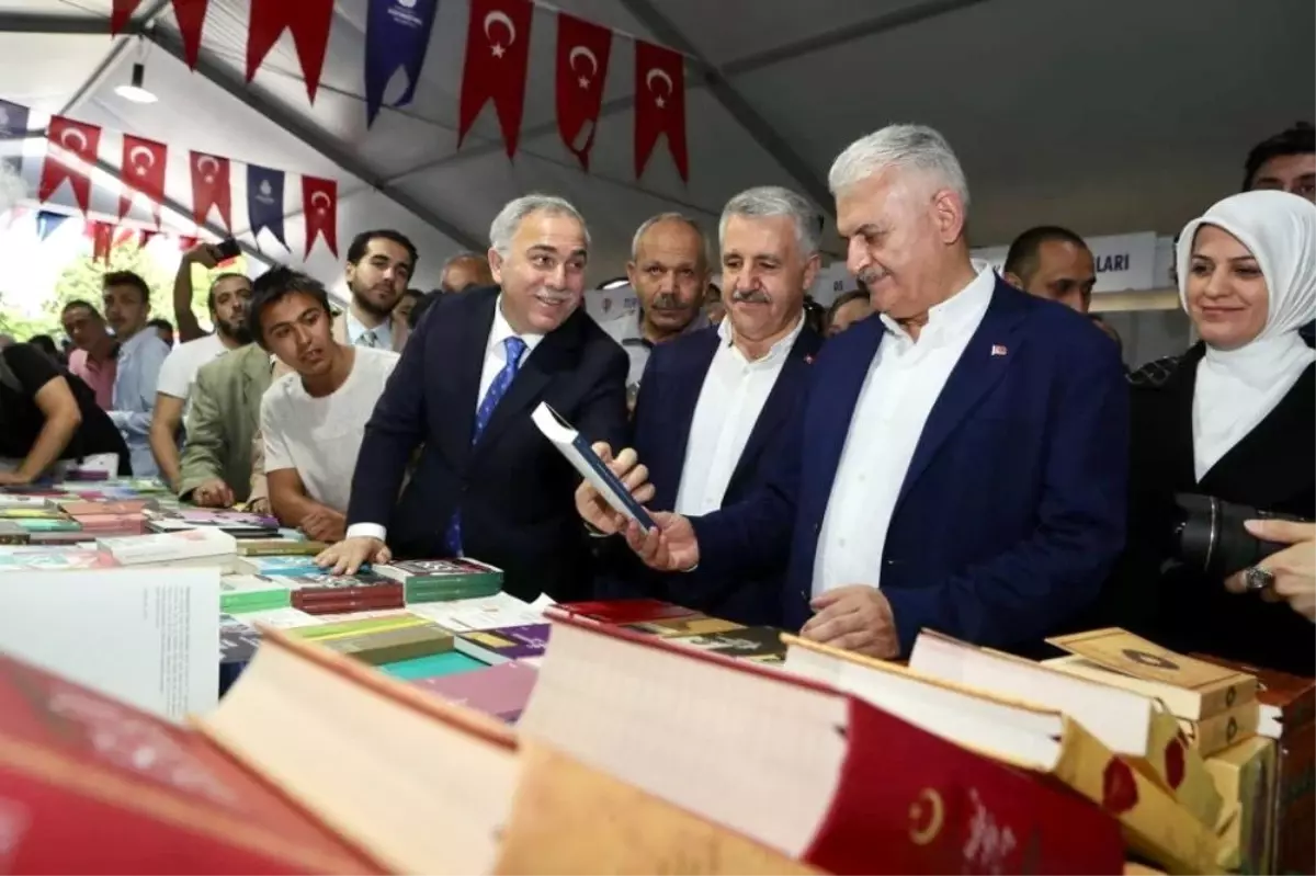 Binali Yıldırım Sultanahmet Meydanı\'ndaki kitap fuarını gezdi