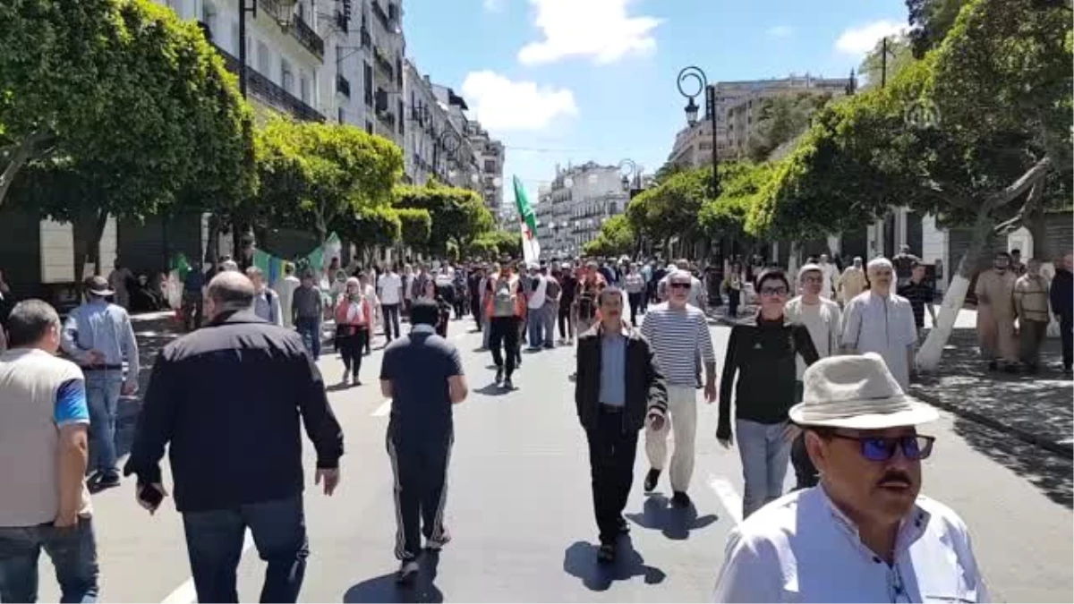 "Buteflika rejiminin temsilcileri" protesto edildi