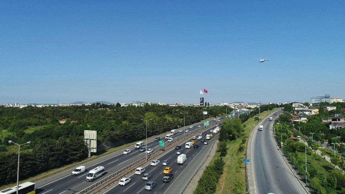 Çamlıca Gişeler\'deki yoğunluk havadan görüntülendi