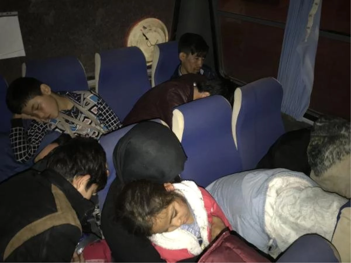 Çanakkale\'de 27 kaçak göçmen ve 2 insan kaçakçısı yakalandı