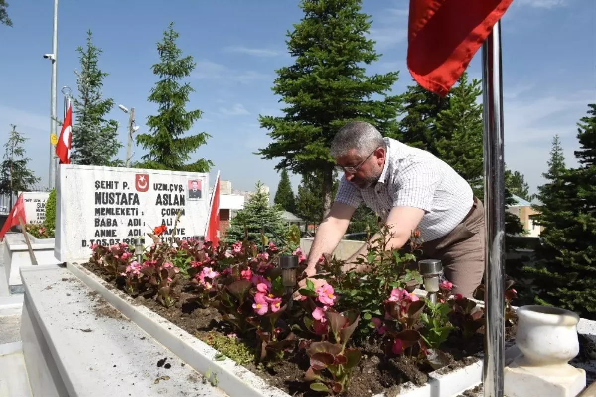 Çorum\'da şehitlik çiçeklerle donatıldı