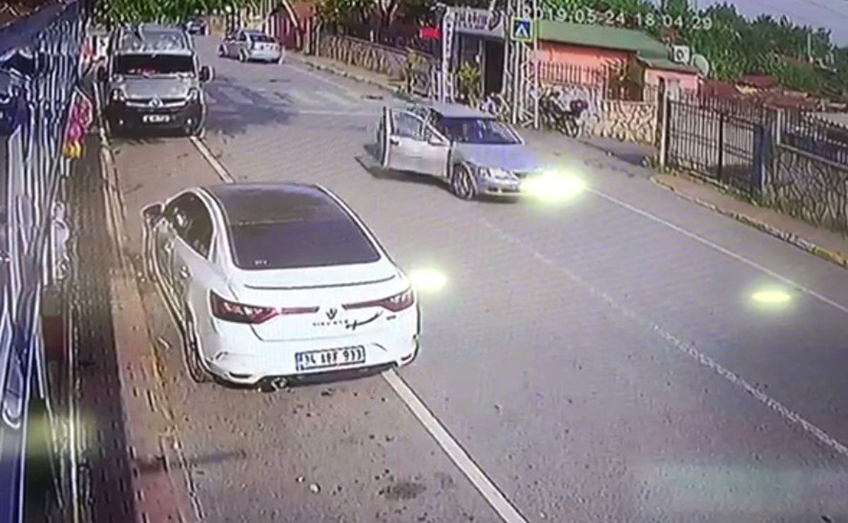 Darp ettiği kadını otomobilden attı