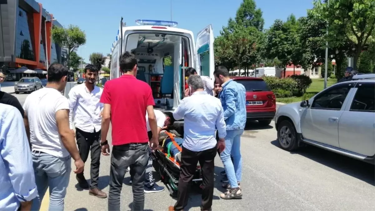 Düzce\'de lüks otomobile çarpan motorun sürücüsü hastanelik oldu