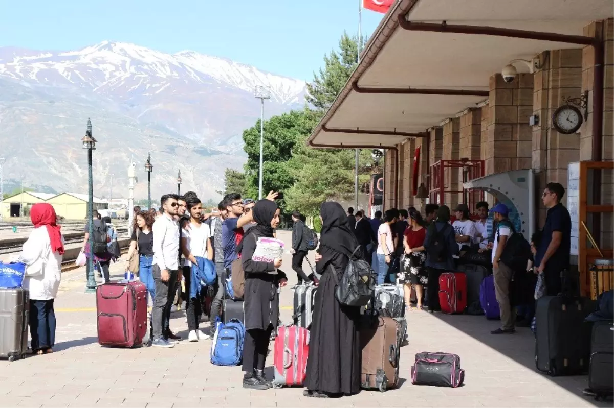 Erzincan\'da bayram dolayısıyla trenlerdeki doluluk oranı yüzde yüze ulaştı