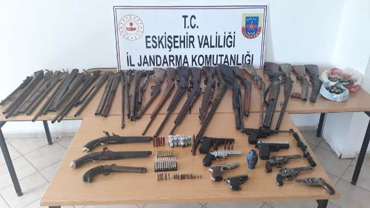 Evden 20 tabanca ve tüfek çıktı
