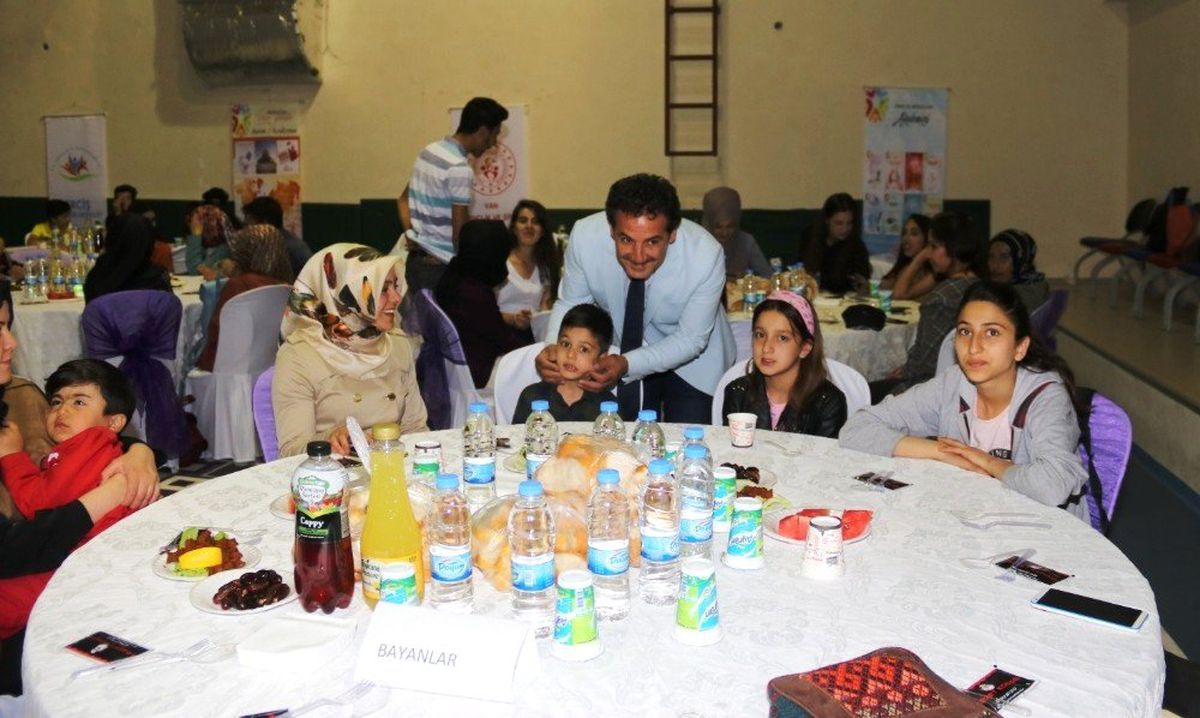 Gençler geleneksel iftar yemeğinde buluştu