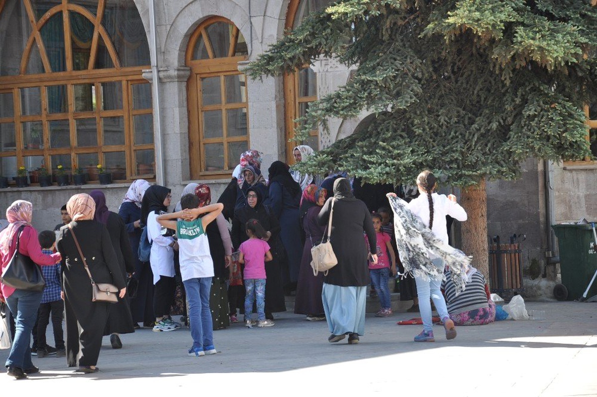 Harakani Türbesi ziyaretçi akınına uğradı
